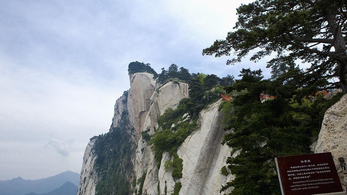 Mount Hua cliff path steep rocks ancient temple mo